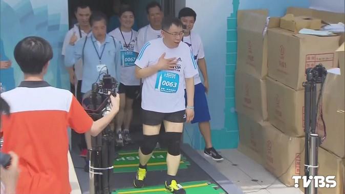 自爆賽前掛急診 柯文哲完成101登高