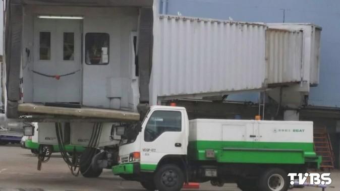 碰!空橋重壓違停長榮電源車 幸無受損傷人
