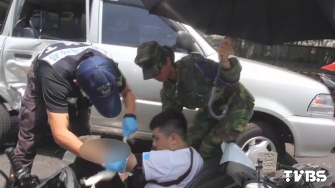 軍營前目睹車禍　女士官撐傘替傷者遮陽