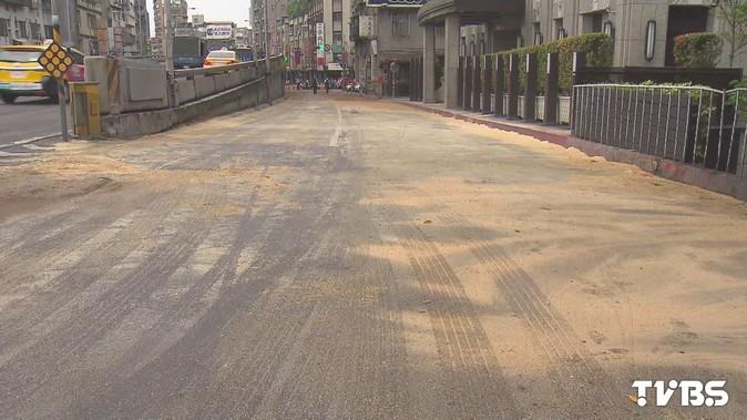 ​重型機具車漏油、木屑鋪地　中正橋大塞