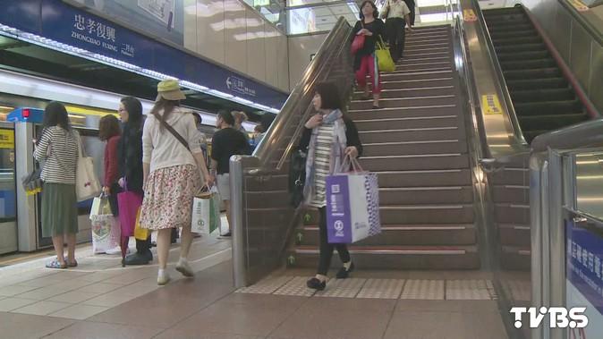 〈獨家〉疑趕捷運！海地籍乘客踩空樓梯　跌落月台