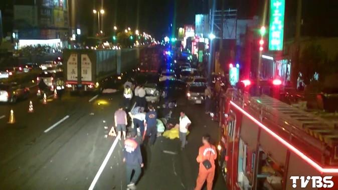 疑煞車不及!聯結車狂輾27車 釀3死5傷