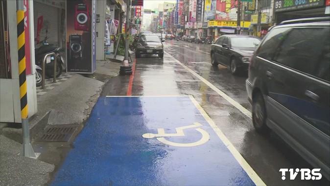 身障機車格變兩倍大　轎車停放慘被拖