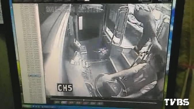 扯!醉男大鬧客 國道上狠踹司機頭