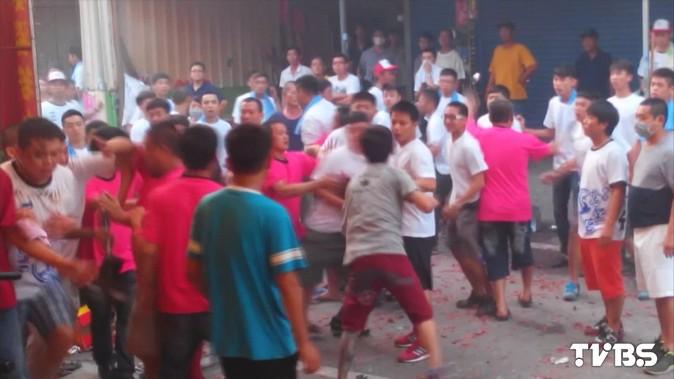 拚場過頭?砸鐵椅、拳打腳踢! 2陣頭爆全武行