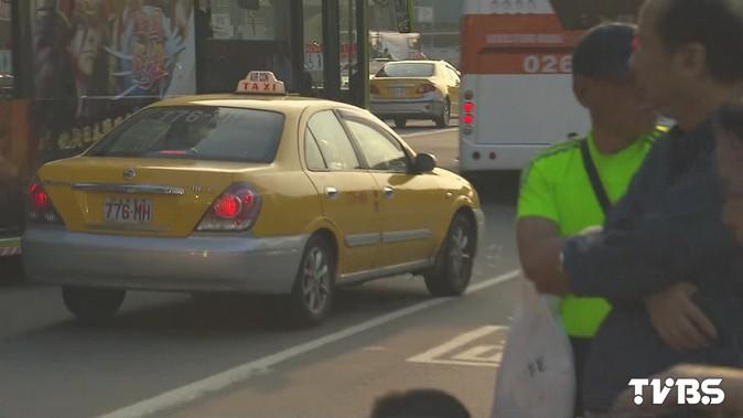 ​〈獨家〉亂象！小黃違停攬客　公車被「逼離」停靠站