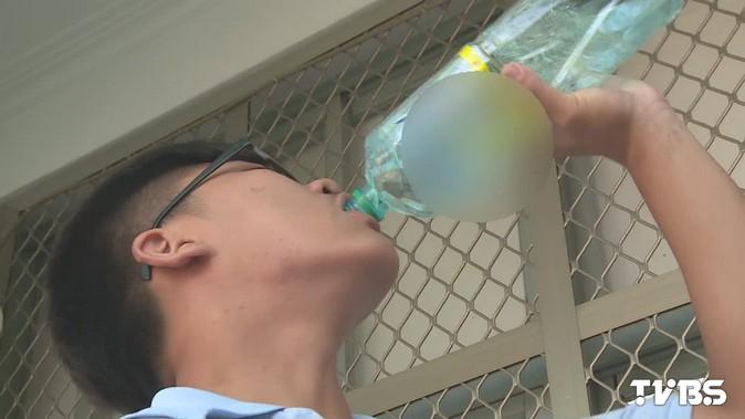 瓶裝鹼性水是中性？　學生驗出PH7.4