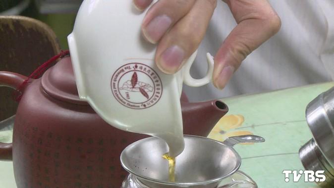 農藥難溶出於茶湯 學者:「喝90公升」才影響!