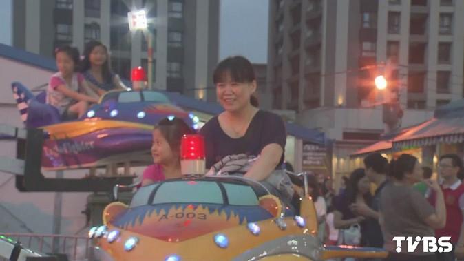 夜市求生!小吃、玩樂各半 街頭表演吸人潮