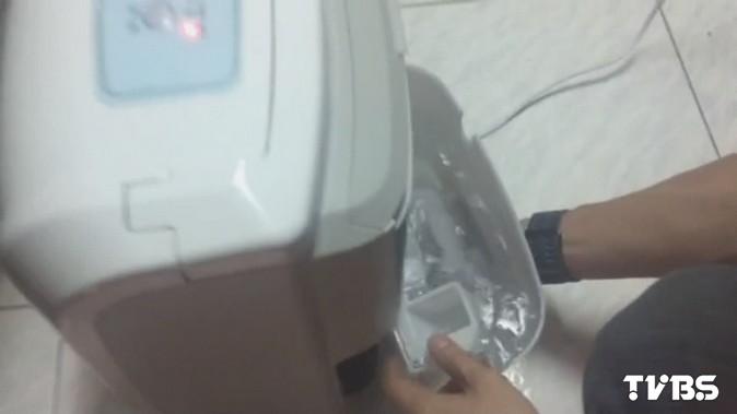 淹水了! 除濕機水滿「不停轉」 屋內成小河