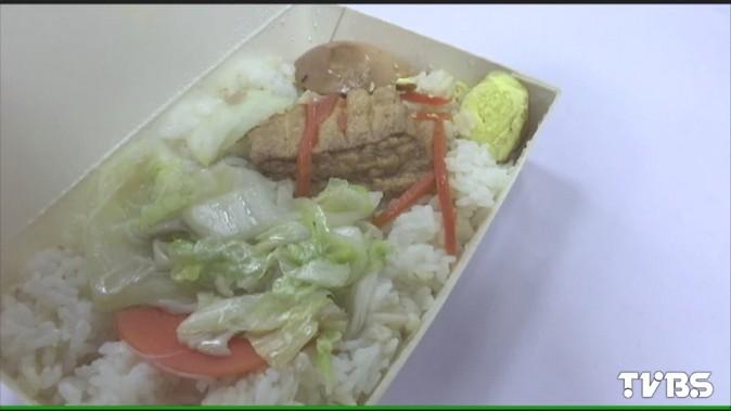 豆腐＋蛋＋白菜！寒酸午餐　學生：吃不飽