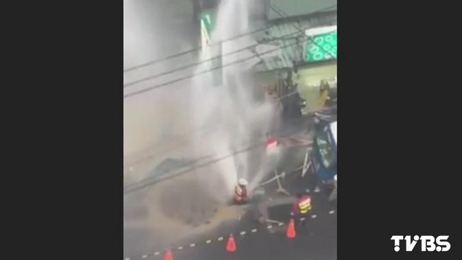 驚！挖爆管線水噴3樓高　工人驚慌肉身擋水