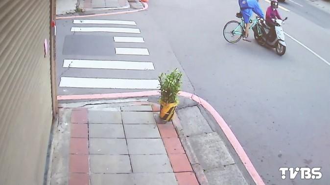 撞人還逃!機車擦撞單車未停 駕駛緊追