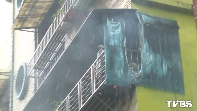 疑沖天炮釀禍!媽祖誕辰繞境 3樓民宅起火