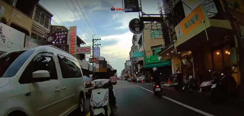 違規騎士已經違反道路交通管理處罰條例第45條1項3款。(圖/翻攝自WoWtchout - 地圖型行車影像分享平台 )